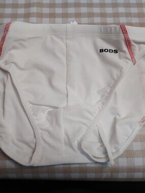NWT "BODS" WHITE 1.5" SWIM BRIEF W/ RED HIGHLIGHT SEAMS, SIZE 4 (Est. 33"-34")